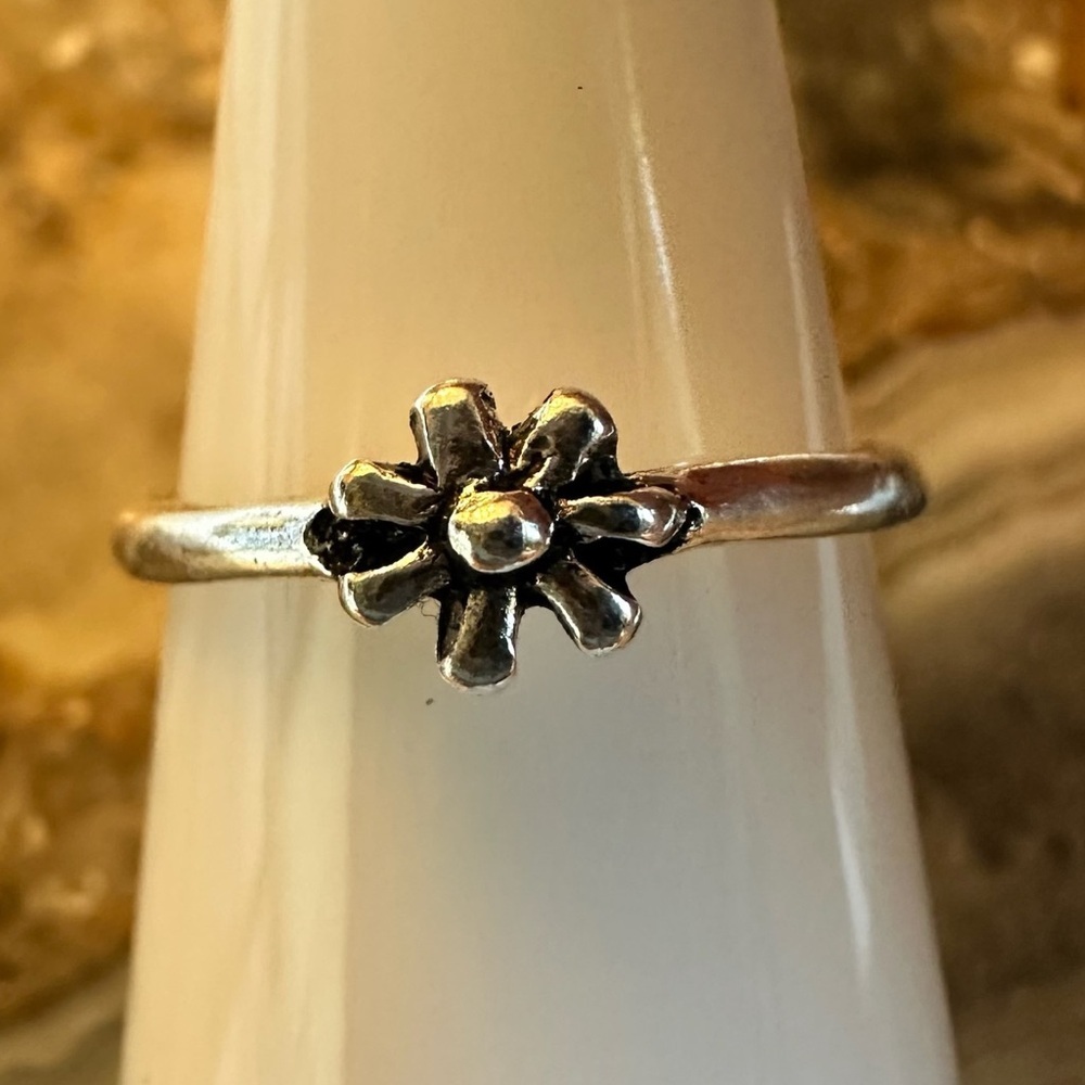 3196 Dainty Daisy Blossom Silver Ring